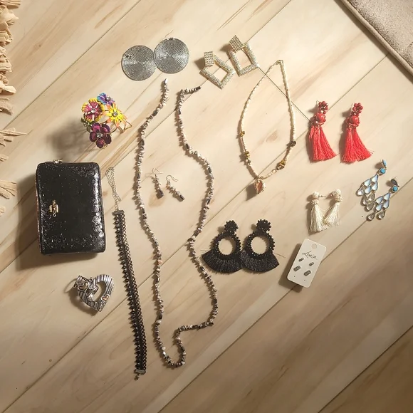 Assorted Jewelry Collection - Picture 1 of 1